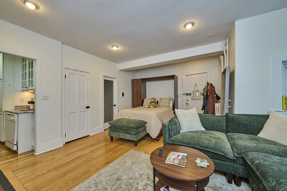 Studio, 400 sqft, $2,400 — Photo 3