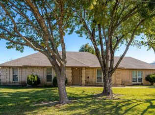 126 Ridgeway Dr, Red Oak, TX 75154
