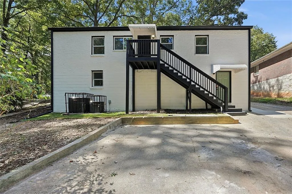 3 bed, 1.0 bath, 3000 sqft, $1,500 — Photo 1