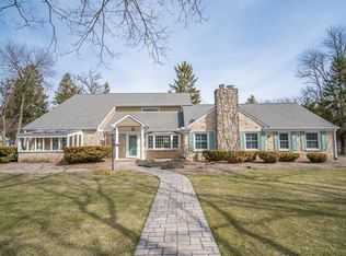 808 E Fox Ln, Fox Pt, WI 53217