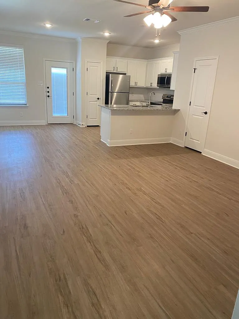 3 bed, 2.5 bath, 1357 sqft, $1,600 — Photo 2