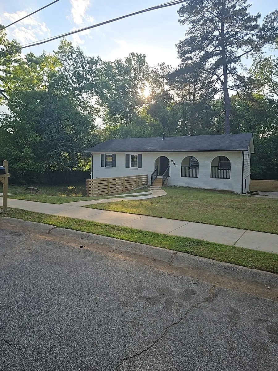 Building Photo - 2347 Greenway Dr