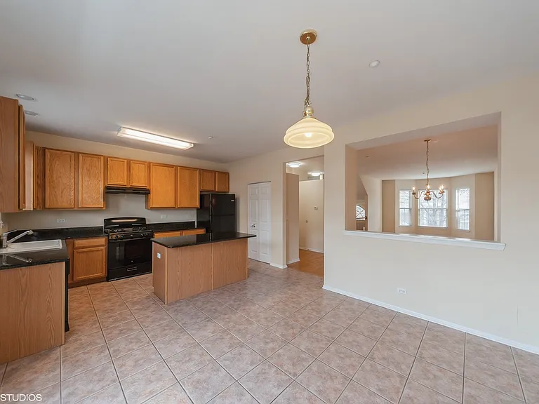 593 Prestwick Ln — Photo 7