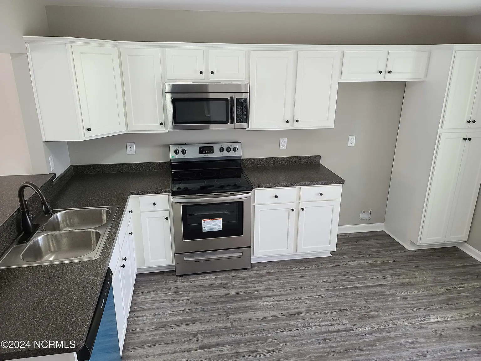 2 bed, 2.5 bath, $1,100 — Photo 4