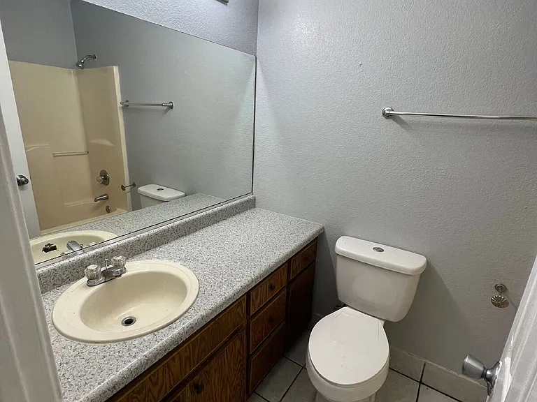 1115 W Jefferson Ave #B — Photo 8