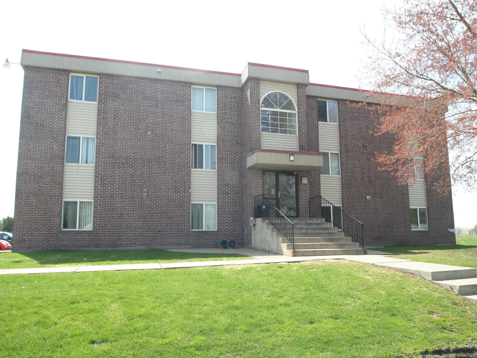 3 bed, $895 — Photo 1