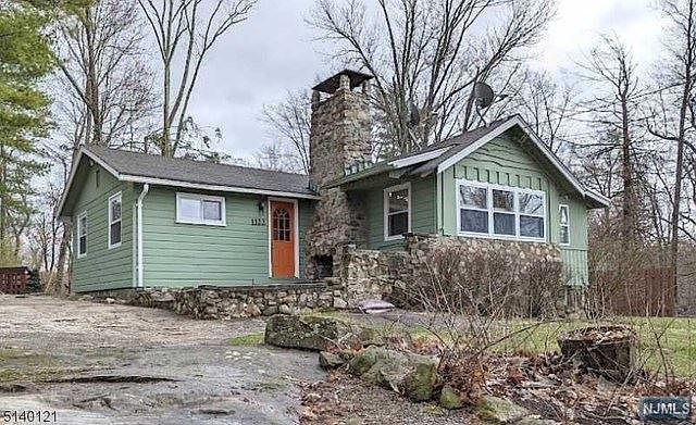 1st image of 1122 Lakeside Dr E