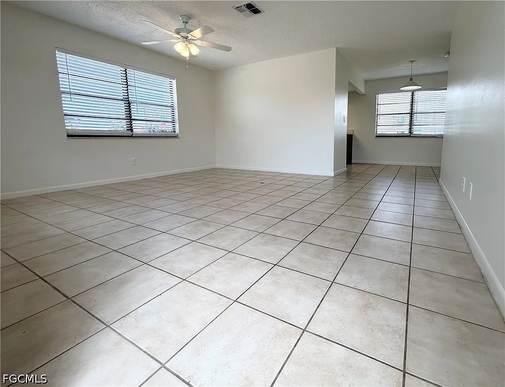 Building Photo - 3805 SE 11th Ave #1