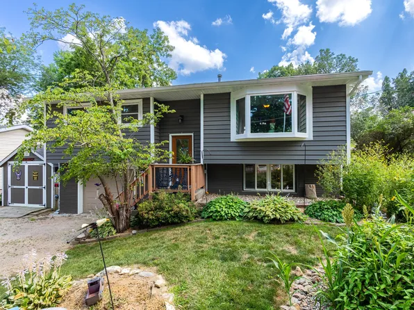 204 Chestnut St, Le Claire, IA 52753