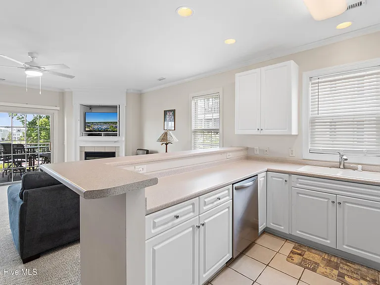 2555 Saint James Dr #304 — Photo 9