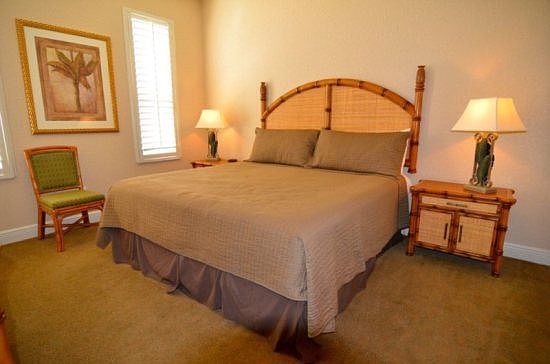 RP4T3459CA-queen-bedroom-