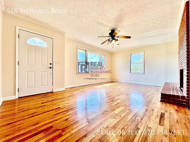 946 Richards Rd NE — Photo 3