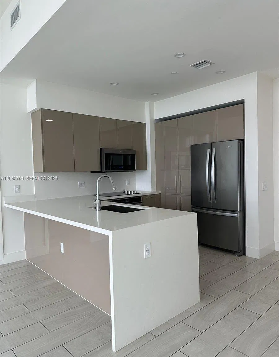 Metropica North Tower One — Photo 2