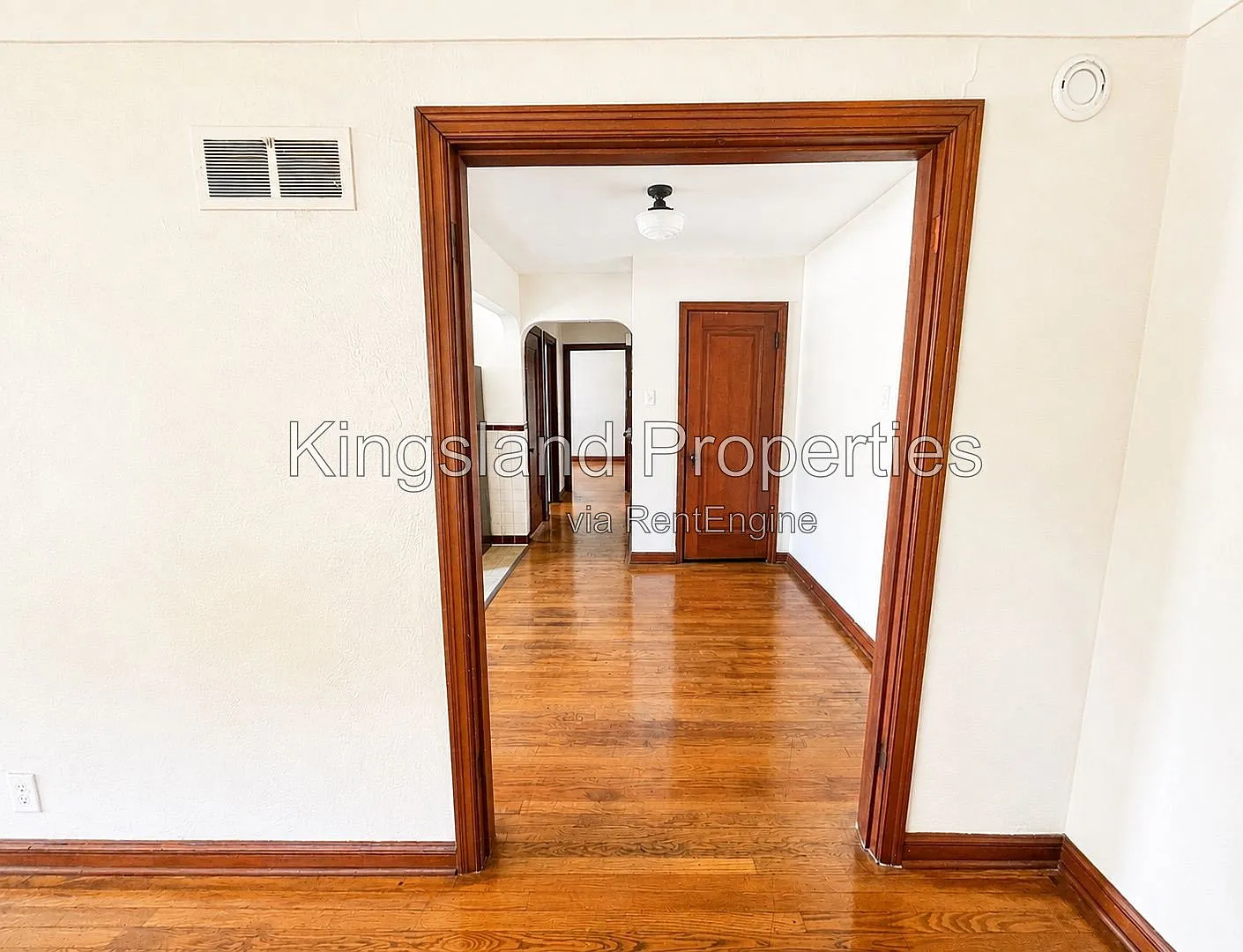 1 bed, 1.0 bath, 700 sqft, $900 — Photo 2