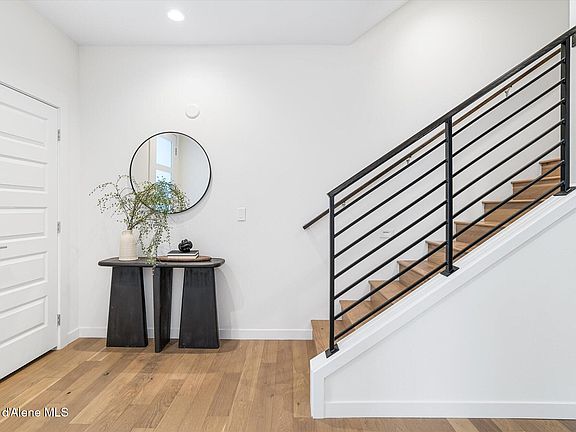 Inviting entry foyer>