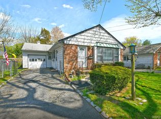 18 Kilburn Avenue, Huntington Station, NY 11746
