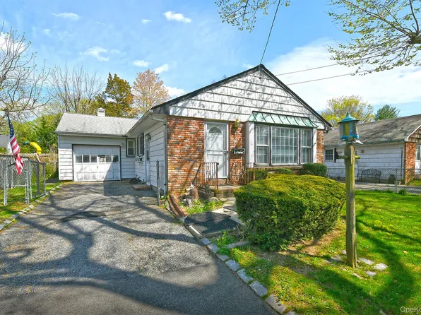 18 Kilburn Avenue, Huntington Station, NY 11746