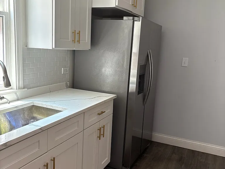 2237 S Oakley Ave — Photo 3
