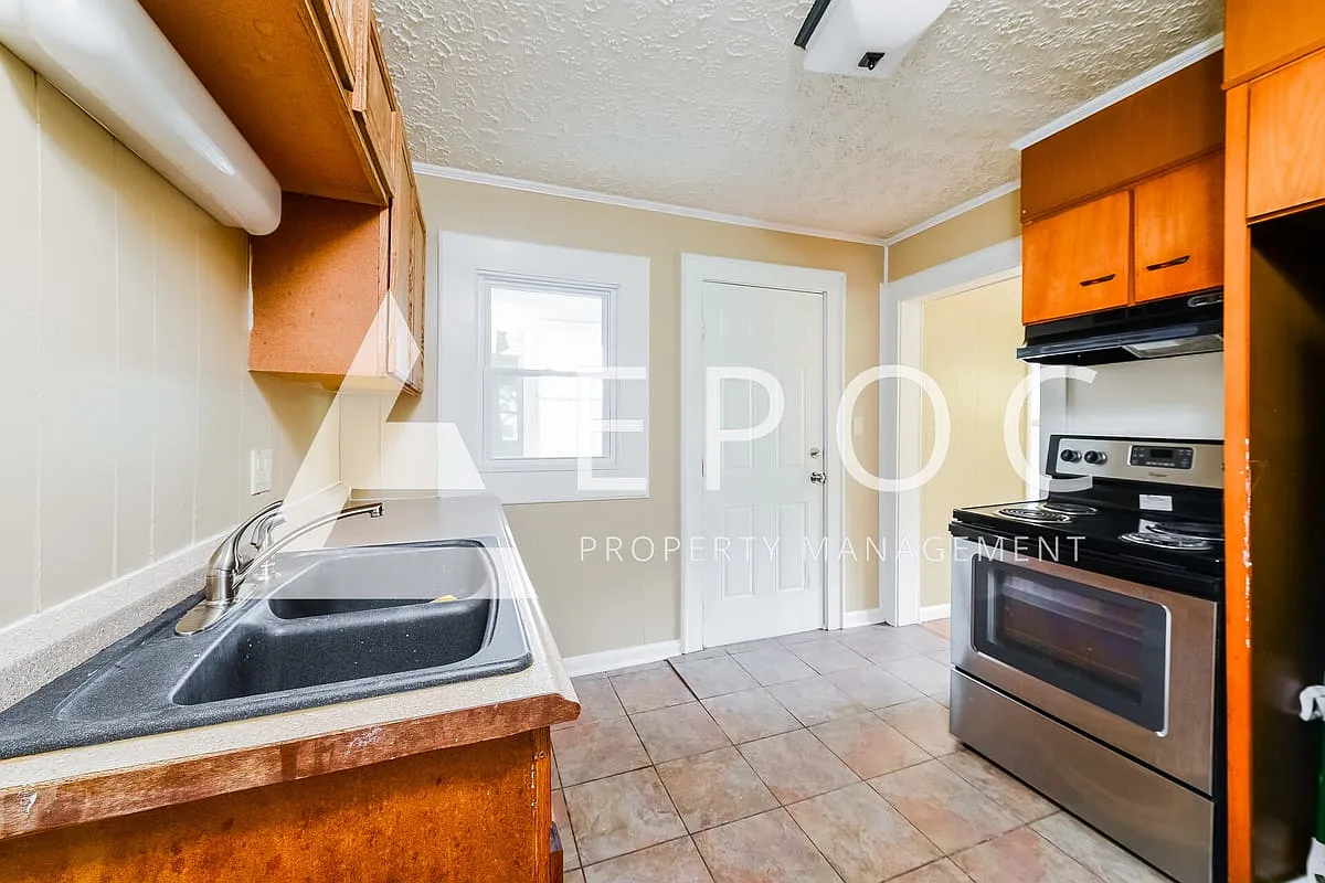 1804 Shady Mt Ave NE — Photo 3