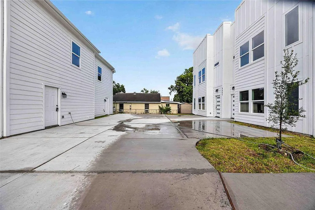 2 bed, 2.5 bath, 650 sqft, $1,825 — Photo 1
