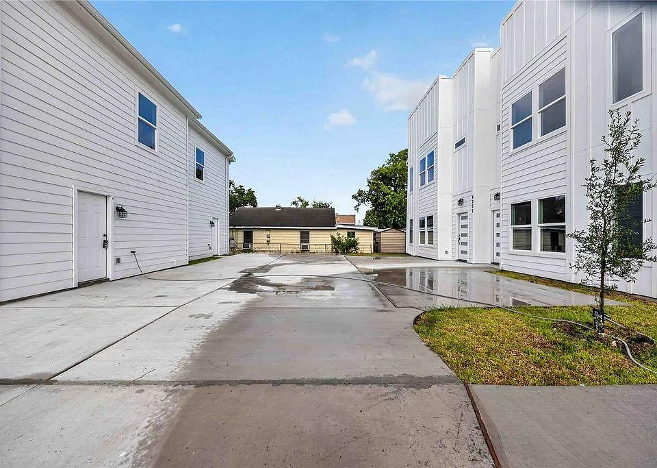 4357 Elmwood St #B