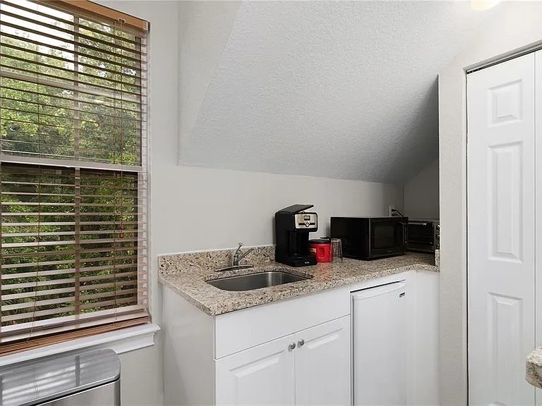 216 Eastpark Dr — Photo 55