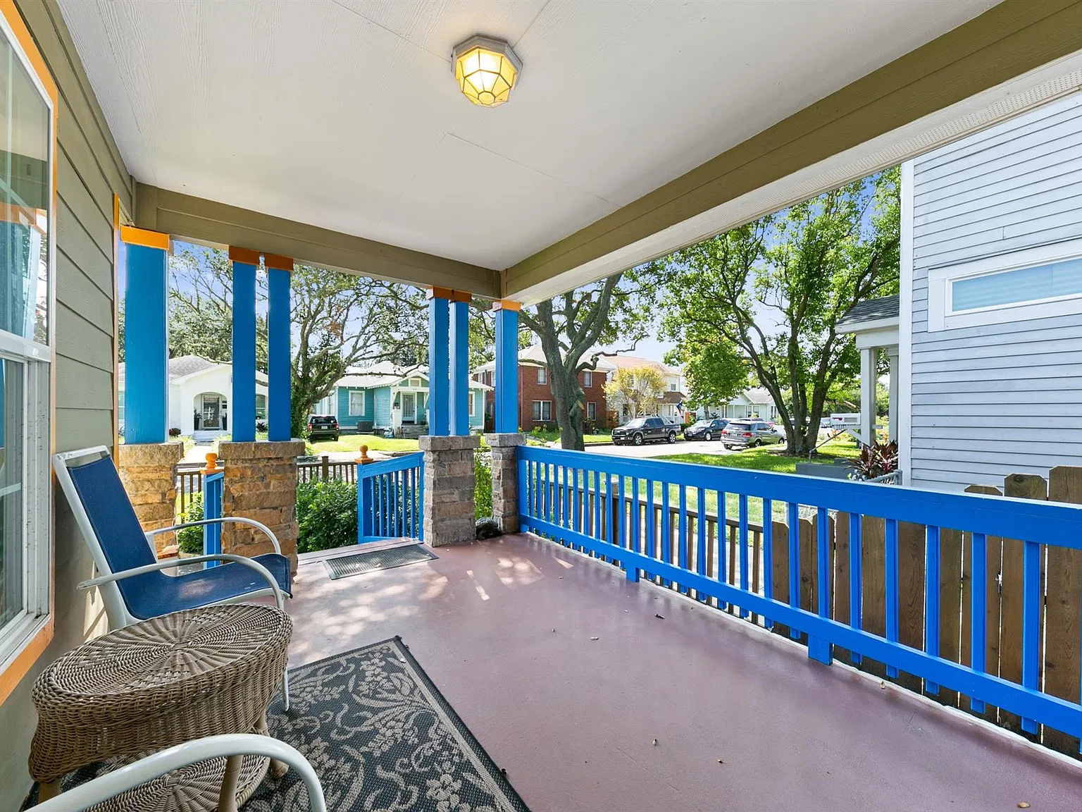 6 bed, 4.0 bath, 3843 sqft, $4,200 — Photo 3