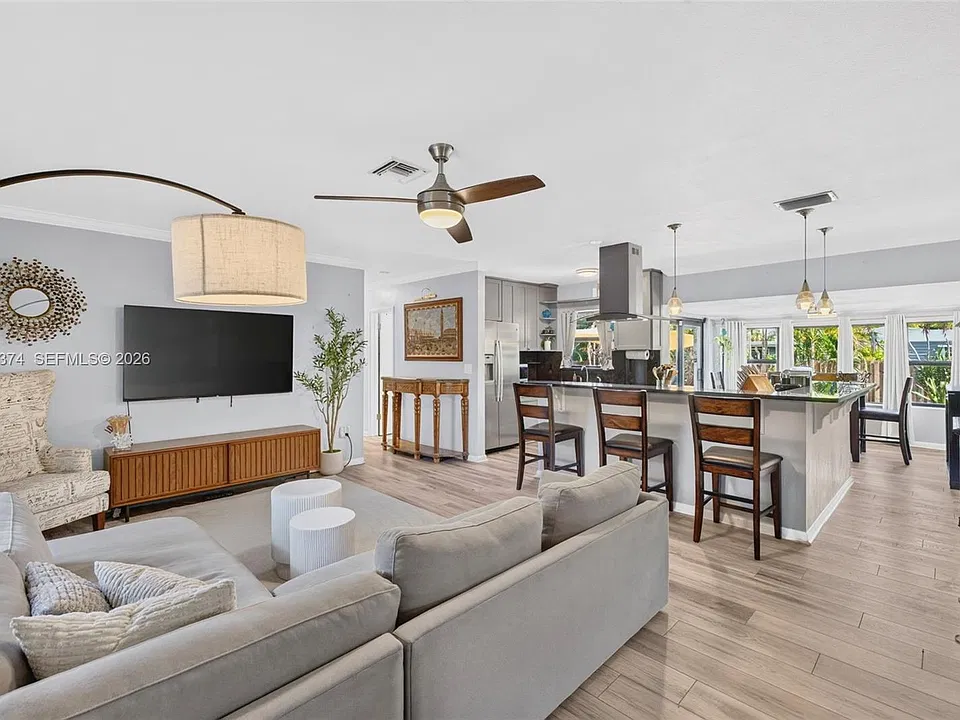 300 NW 28th St