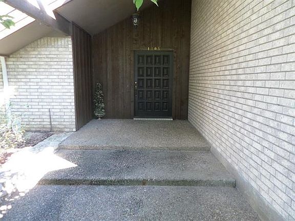 5th image of 1305 Woodlake Dr