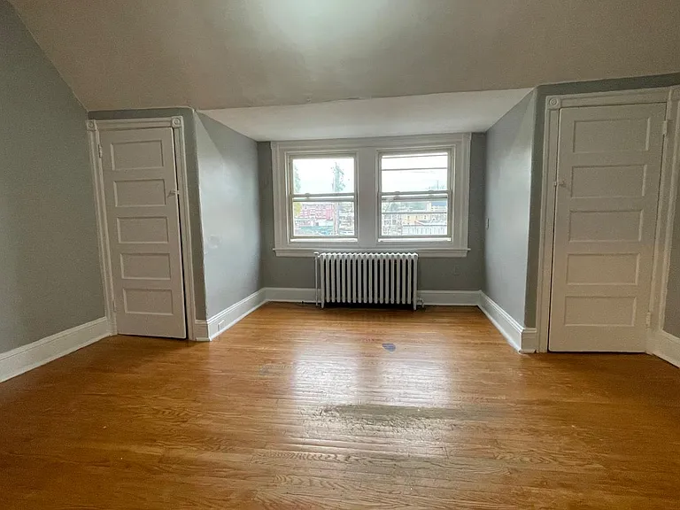 Third floor 1 BD 1 BA for $900/mo