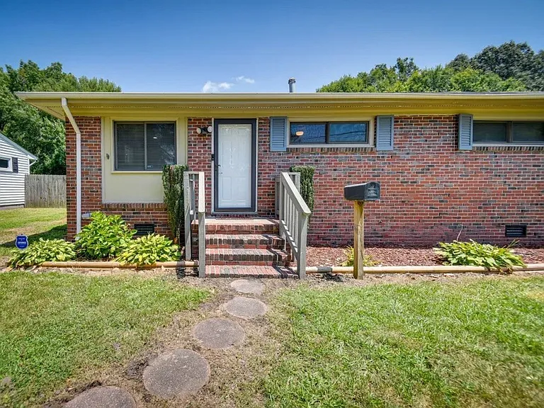 216 Matt Ln — Photo 2