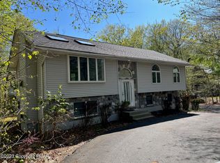 185 Long Woods Rd, Tobyhanna, PA 18466