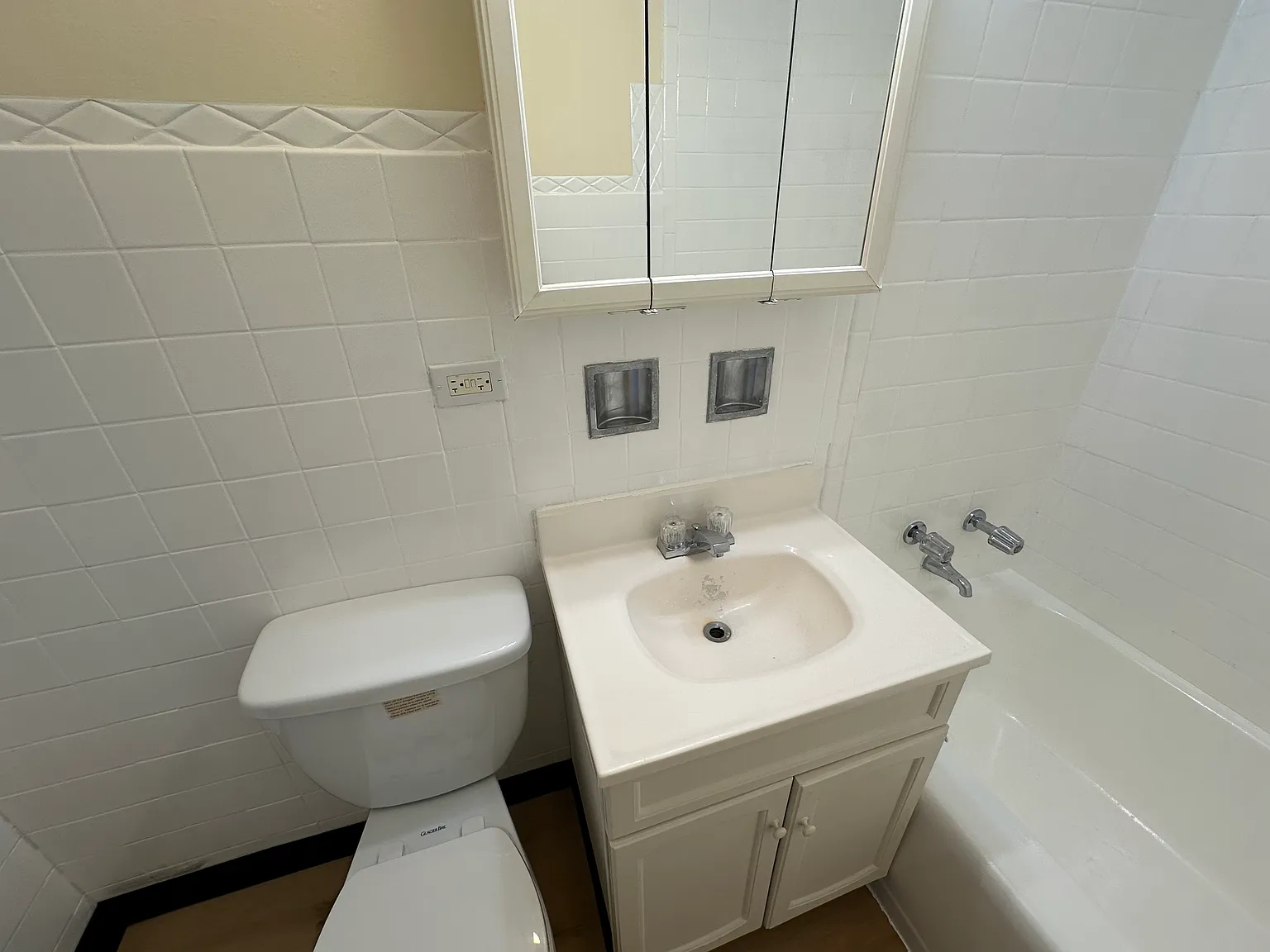 2 bed, 900 sqft, $1,300 — Photo 2