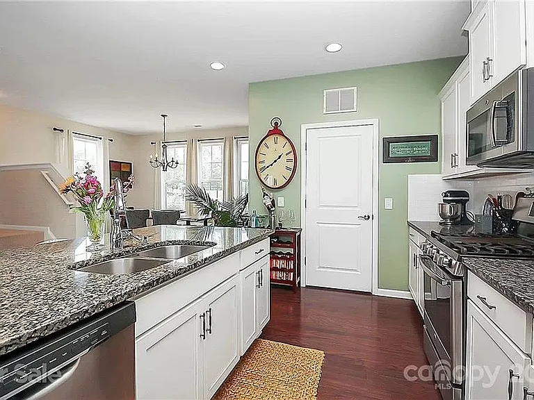 1502 Sharon Rd W — Photo 7