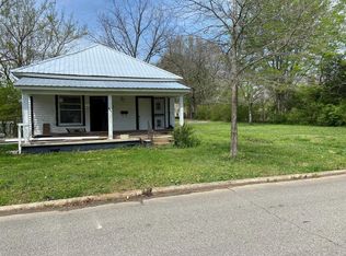 307 E 3rd St, Henderson, TN 38340