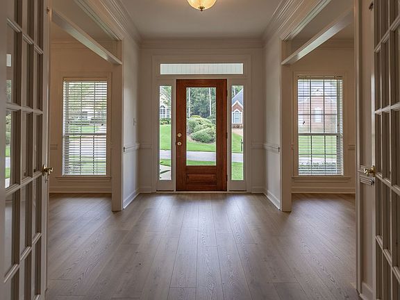 3rd image of 212 North Cir