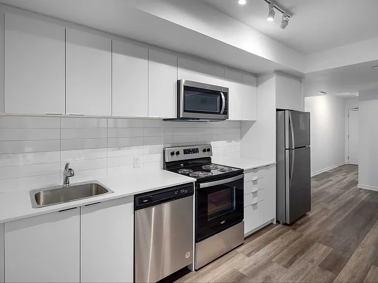 2376 Dundas St W — Photo 26