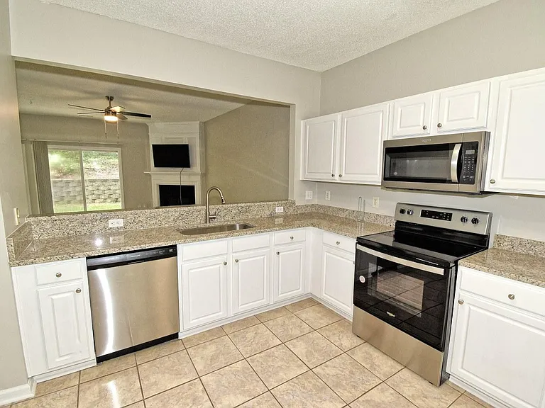 314 Canyon Lake Cir — Photo 5