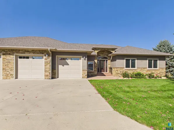 1010 Clubhouse Ct, Dell Rapids, SD 57022
