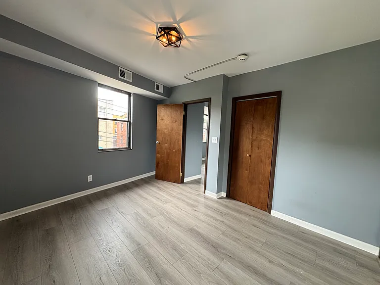 2905 Glenmore Ave — Photo 12