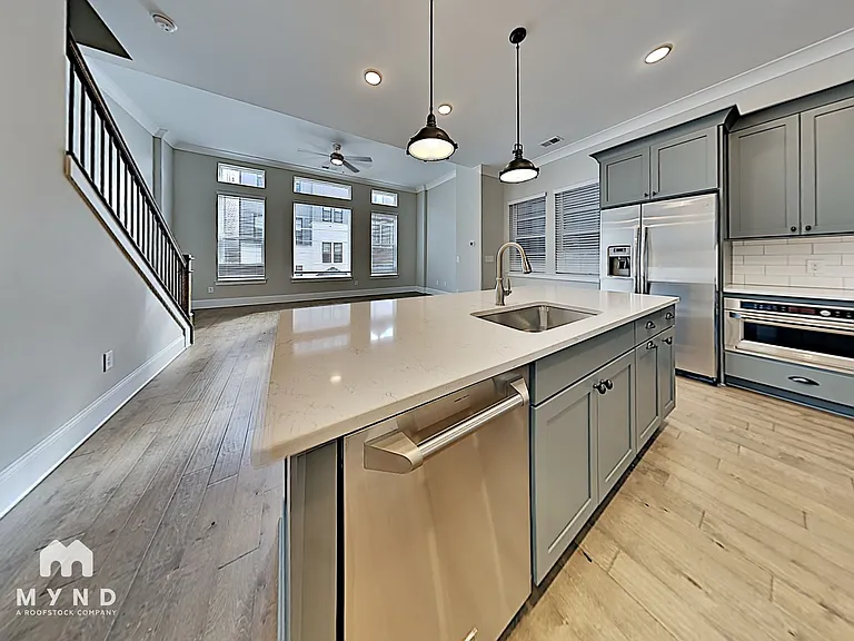 576 Broadview Pl NE — Photo 2