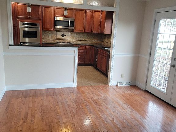 4th image of 859 Hacienda Ct