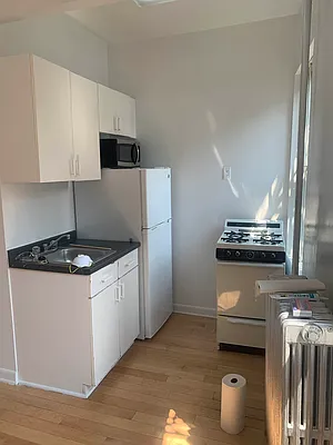 Rented by M.Grossman R.E. Management | media 10