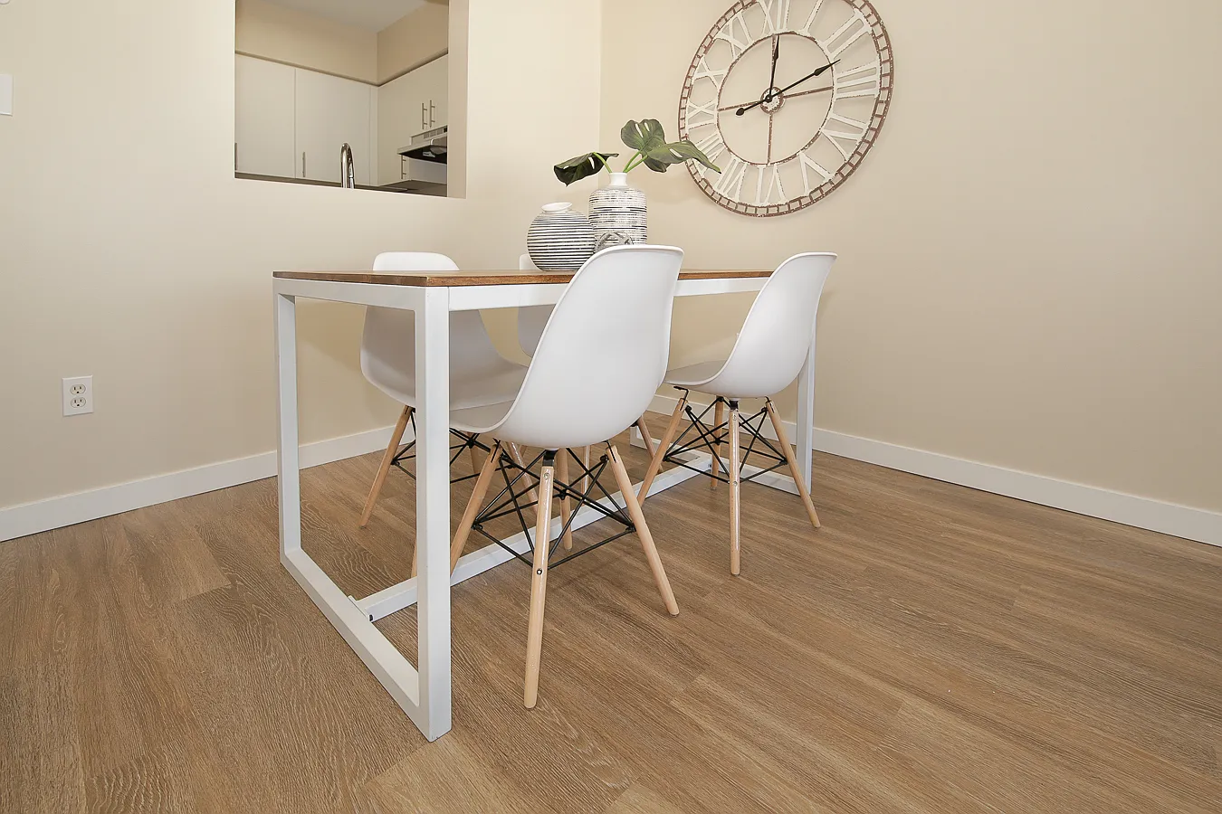 Red Deer Apts — Photo 4