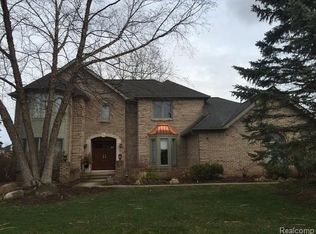 458 Oakbridge Dr, Rochester, MI 48306