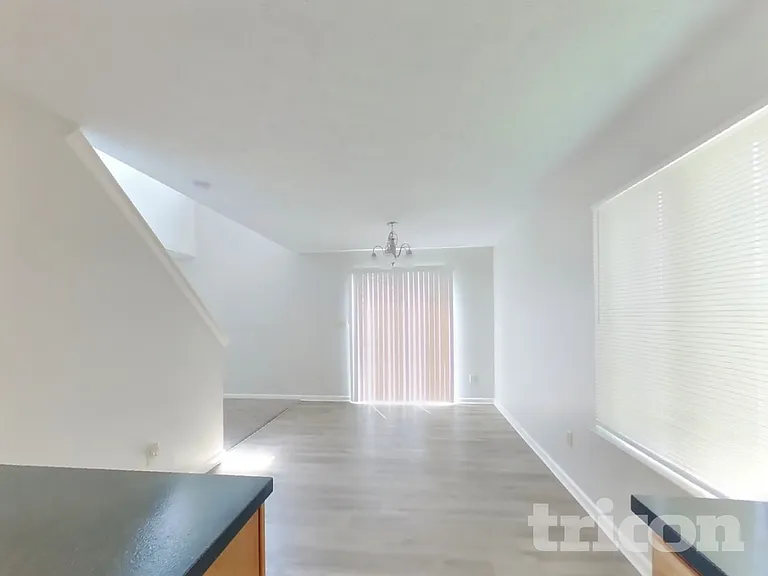 569 Stobus Dr — Photo 5