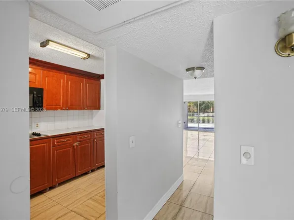 661 N University Dr #1103, Pembroke Pines, FL 33024