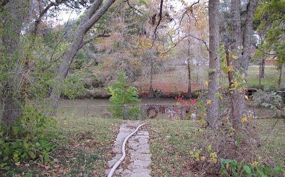 4th image of 305 Southern Oaks Dr