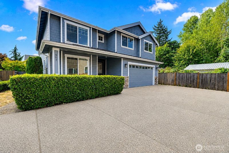 3rd image of 907 Ilwaco Place NE