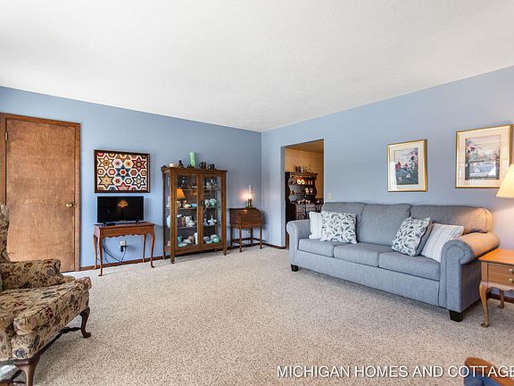4th image of 361 W 35th St